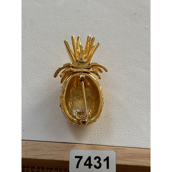 Vintage Gold-Tone Pineapple Brooch Pin With Textured Design - Picture 2 of 6